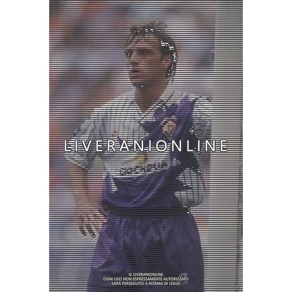 DIAP-RETROSPETTIVA STEFANO CAROBBI CALCIATORE NELLA FOTO STEFANO CAROBBI CON LA MAGLIA DELLA FIORENTINA CALCIO NELL\'ANNO 1991-1992 AG ALDO LIVERANI SAS