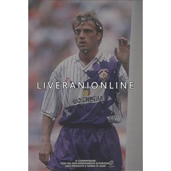 DIAP-RETROSPETTIVA STEFANO CAROBBI CALCIATORE NELLA FOTO STEFANO CAROBBI CON LA MAGLIA DELLA FIORENTINA CALCIO NELL\'ANNO 1991-1992 AG ALDO LIVERANI SAS