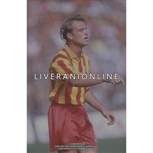 DIAP-RETROSPETTIVA STEFANO CAROBBI CALCIATORE NELLA FOTO STEFANO CAROBBI CON LA MAGLIA DEL LECCE CALCIO NELL\'ANNO 1993 AG ALDO LIVERANI SAS