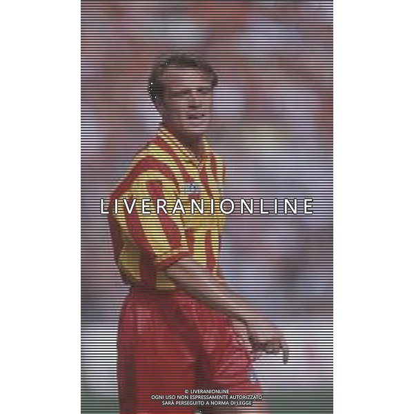 DIAP-RETROSPETTIVA STEFANO CAROBBI CALCIATORE NELLA FOTO STEFANO CAROBBI CON LA MAGLIA DEL LECCE CALCIO NELL\'ANNO 1993 AG ALDO LIVERANI SAS