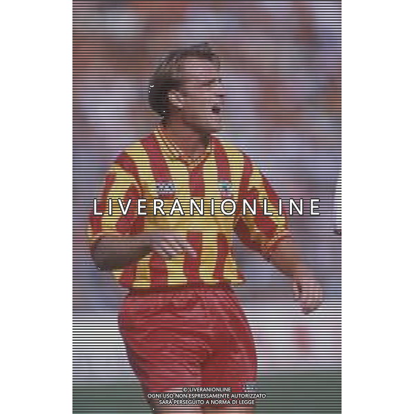 DIAP-RETROSPETTIVA STEFANO CAROBBI CALCIATORE NELLA FOTO STEFANO CAROBBI CON LA MAGLIA DEL LECCE CALCIO NELL\'ANNO 1993 AG ALDO LIVERANI SAS