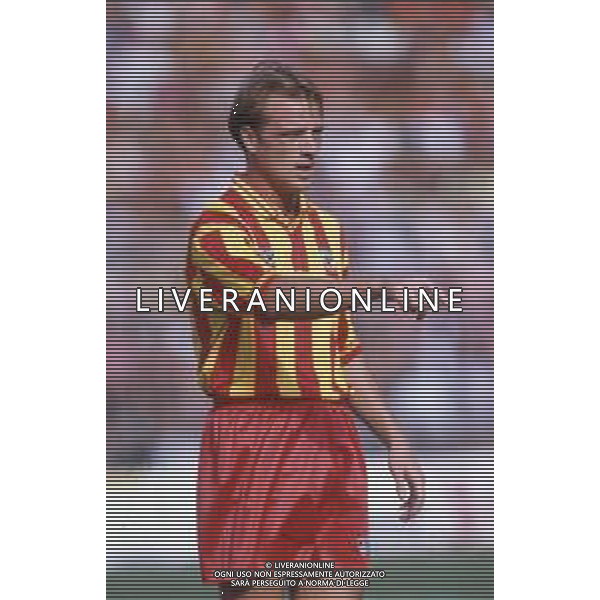 DIAP-RETROSPETTIVA STEFANO CAROBBI CALCIATORE NELLA FOTO STEFANO CAROBBI CON LA MAGLIA DEL LECCE CALCIO NELL\'ANNO 1993 AG ALDO LIVERANI SAS