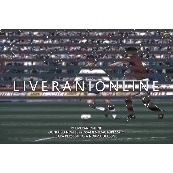 DIAP-RETROSPETTIVA STEFANO CAROBBI CALCIATORE NELLA FOTO STEFANO CAROBBI CON LA MAGLIA DEL FIORENTINA CALCIO NELL\'ANNO 1988-89 AG ALDO LIVERANI SAS