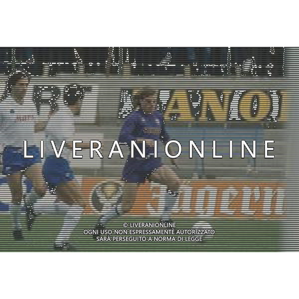 DIAP-RETROSPETTIVA STEFANO CAROBBI CALCIATORE NELLA FOTO STEFANO CAROBBI CON LA MAGLIA DEL FIORENTINA CALCIO NELL\'ANNO 1988-89 AG ALDO LIVERANI SAS
