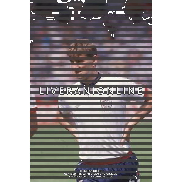 DIAP-RETROSPETTIVA TONY ADAMS CALCIATORE NELLA FOTO TONY ADAMS CON LA MAGLIA DELLA NAZIONALE INGLESE AG ALDO LIVERANI SAS