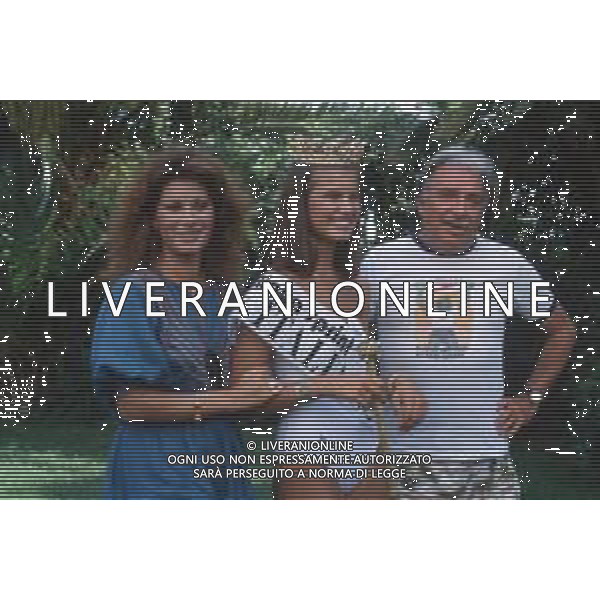 DIAP-RETROSPETTIVA EDWIGE FENECH ATTRICE NELLA FOTO EDWIGE FENECH CON FEDERICA MORO E UGO TOGNAZZI NELL\'ANNO 1982 OSPITE DELLA MANIFESTAZIONE “MISS ITALIA“ AG ALDO LIVERANI SAS