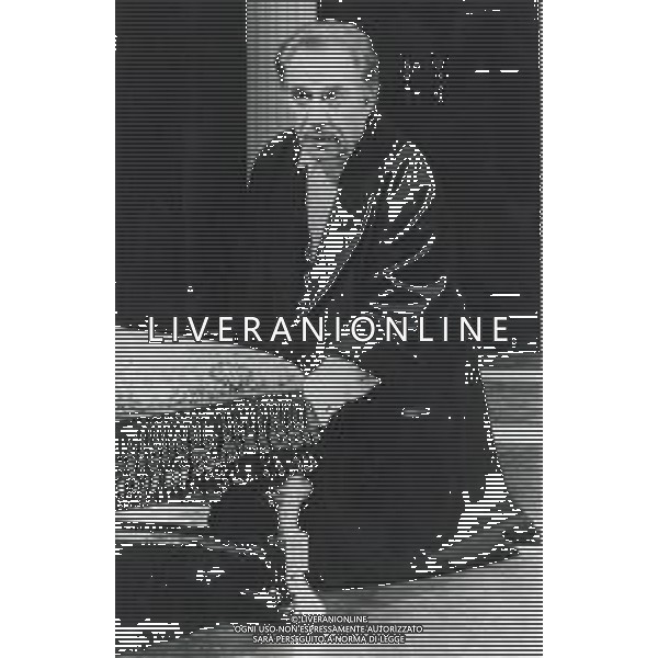 ST-RETROSPETTIVA UGO TOGNAZZI ATTORE NELLA FOTO UGO TOGNAZZI CON FIORETTA MARI NELLA COMMEDIA TEATRALE “L\'AVARO “ A MILANO NELL\'ANNO 1988 AG ALDO LIVERANI SAS