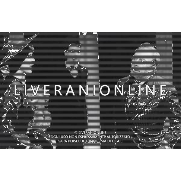 DIAP-RETROSPETTIVA UGO TOGNAZZI ATTORE NELLA FOTO UGO TOGNAZZI CON FIORETTA MARI NELLA COMMEDIA TEATRALE “L\'AVARO “ A MILANO NELL\'ANNO 1988 AG ALDO LIVERANI SAS
