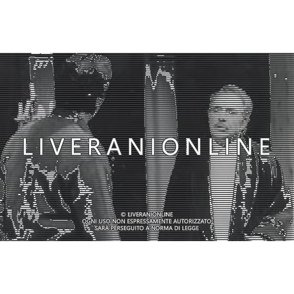 ST-RETROSPETTIVA UGO TOGNAZZI ATTORE NELLA FOTO UGO TOGNAZZI CON FIORETTA MARI NELLA COMMEDIA TEATRALE “L\'AVARO “ A MILANO NELL\'ANNO 1988 AG ALDO LIVERANI SAS