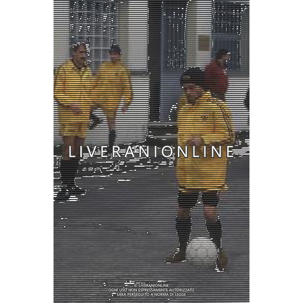 DIAP-RETROSPETTIVA PAOLO ROSSI ATTORE E COMICO NELLA FOTO PAOLO ROSSI GIOCA UNA PARTITA PER SMEMORANDA AG CONTROLUCE-AG ALDO LIVERANI SAS 