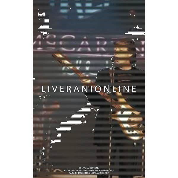 DIAP-RETROSPETIIVA PAUL MC CARTNEY CANTANTE NELLA FOTO PAUL MC CARTNEY AL FESTIVAL DI SANREMO NELL\'ANNO 1988 AG ALDO LIVERANI SAS