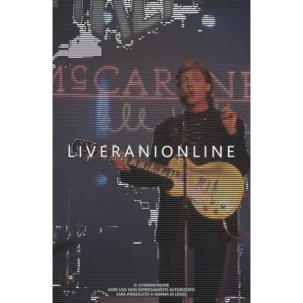 DIAP-RETROSPETIIVA PAUL MC CARTNEY CANTANTE NELLA FOTO PAUL MC CARTNEY AL FESTIVAL DI SANREMO NELL\'ANNO 1988 AG ALDO LIVERANI SAS