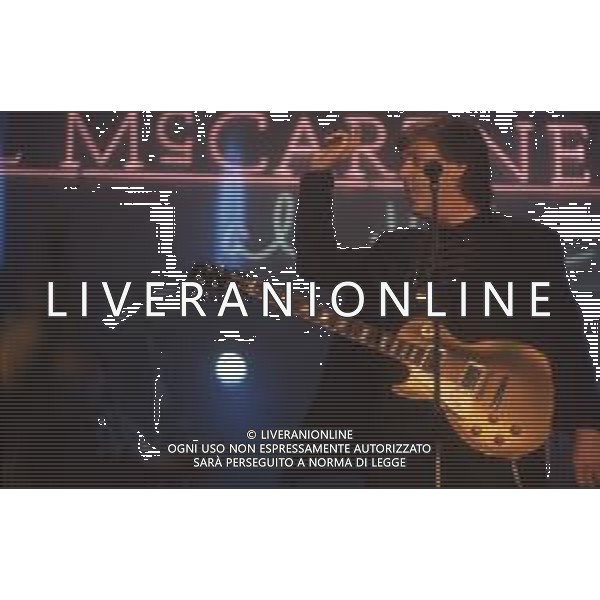 DIAP-RETROSPETIIVA PAUL MC CARTNEY CANTANTE NELLA FOTO PAUL MC CARTNEY AL FESTIVAL DI SANREMO NELL\'ANNO 1988 AG ALDO LIVERANI SAS
