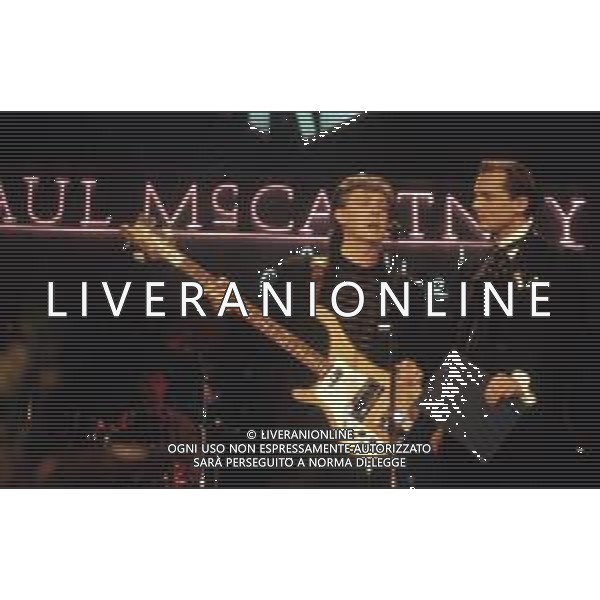DIAP-RETROSPETIIVA PAUL MC CARTNEY CANTANTE NELLA FOTO PAUL MC CARTNEY AL FESTIVAL DI SANREMO NELL\'ANNO 1988 CON MIGUEL BOSE\' AG ALDO LIVERANI SAS