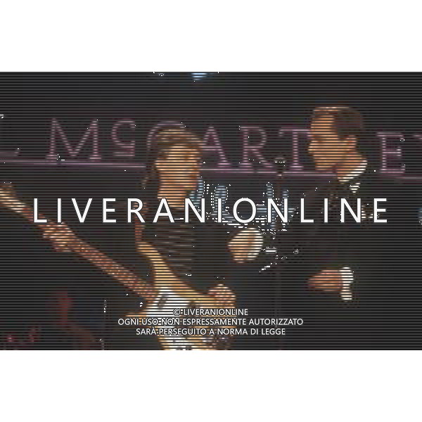 DIAP-RETROSPETIIVA PAUL MC CARTNEY CANTANTE NELLA FOTO PAUL MC CARTNEY AL FESTIVAL DI SANREMO NELL\'ANNO 1988 CON MIGUEL BOSE\' AG ALDO LIVERANI SAS