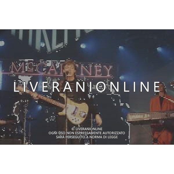 DIAP-RETROSPETIIVA PAUL MC CARTNEY CANTANTE NELLA FOTO PAUL MC CARTNEY AL FESTIVAL DI SANREMO NELL\'ANNO 1988 AG ALDO LIVERANI SAS