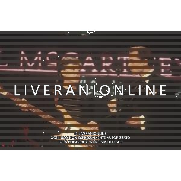 DIAP-RETROSPETIIVA PAUL MC CARTNEY CANTANTE NELLA FOTO PAUL MC CARTNEY AL FESTIVAL DI SANREMO NELL\'ANNO 1988 CON MIGUEL BOSE\' AG ALDO LIVERANI SAS