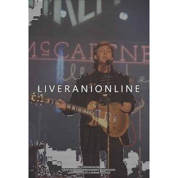 DIAP-RETROSPETIIVA PAUL MC CARTNEY CANTANTE NELLA FOTO PAUL MC CARTNEY AL FESTIVAL DI SANREMO NELL\'ANNO 1988 AG ALDO LIVERANI SAS