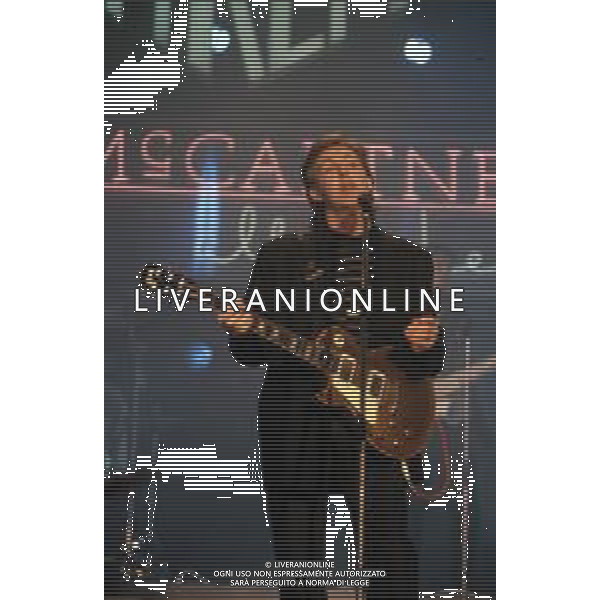 DIAP-RETROSPETIIVA PAUL MC CARTNEY CANTANTE NELLA FOTO PAUL MC CARTNEY AL FESTIVAL DI SANREMO NELL\'ANNO 1988 AG ALDO LIVERANI SAS