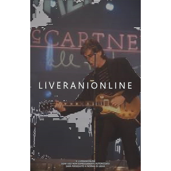 DIAP-RETROSPETIIVA PAUL MC CARTNEY CANTANTE NELLA FOTO PAUL MC CARTNEY AL FESTIVAL DI SANREMO NELL\'ANNO 1988 AG ALDO LIVERANI SAS