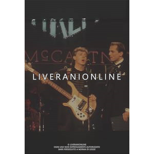 DIAP-RETROSPETIIVA PAUL MC CARTNEY CANTANTE NELLA FOTO PAUL MC CARTNEY AL FESTIVAL DI SANREMO NELL\'ANNO 1988 CON MIGUEL BOSE\' AG ALDO LIVERANI SAS
