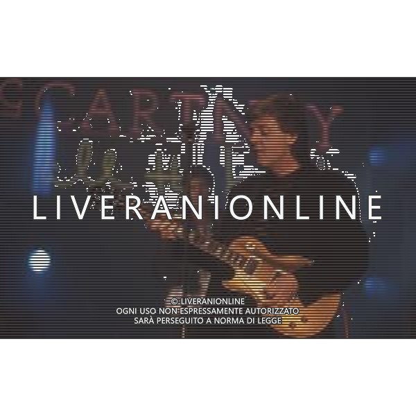 DIAP-RETROSPETIIVA PAUL MC CARTNEY CANTANTE NELLA FOTO PAUL MC CARTNEY AL FESTIVAL DI SANREMO NELL\'ANNO 1988 AG ALDO LIVERANI SAS