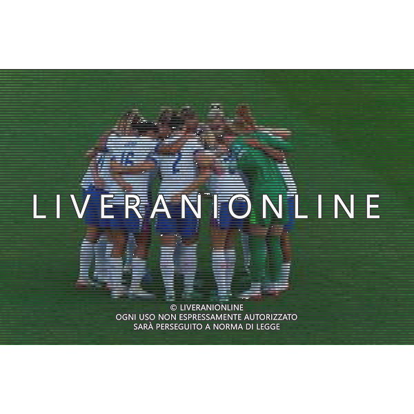 TVEM July 08, 2025 Zurich, Switzerland - England vs Netherlands - Women\'s UEFA Euro 2025 - Stadion Letzigrund. In the pic: England players hug each other in a circle ©TVEM Emmanuele Mastrodonato - AGENZIA ALDO LIVERANI SAS