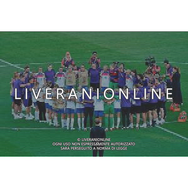 TVEM July 08, 2025 Zurich, Switzerland - England vs Netherlands - Women\'s UEFA Euro 2025 - Stadion Letzigrund. In the pic: England players hug each other in a circle ©TVEM Emmanuele Mastrodonato - AGENZIA ALDO LIVERANI SAS