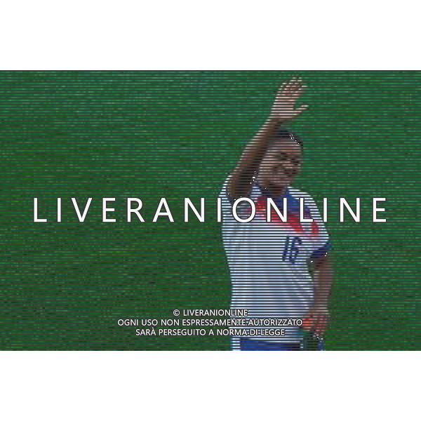 TVEM July 08, 2025 Zurich, Switzerland - England vs Netherlands - Women\'s UEFA Euro 2025 - Stadion Letzigrund. In the pic: Jessica Carter of England greet the fans ©TVEM Emmanuele Mastrodonato - AGENZIA ALDO LIVERANI SAS