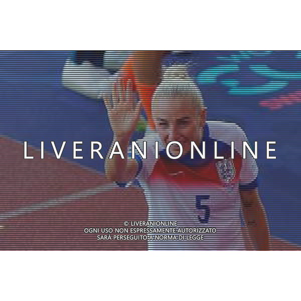 TVEM July 08, 2025 Zurich, Switzerland - England vs Netherlands - Women\'s UEFA Euro 2025 - Stadion Letzigrund. In the pic: Alex Greenwood of England greet the fans ©TVEM Emmanuele Mastrodonato - AGENZIA ALDO LIVERANI SAS
