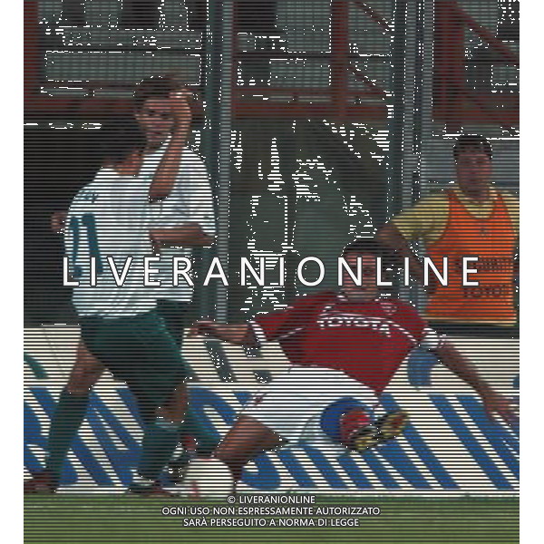PERUGIA 12/08/2003 FINALE DI ANDATA INTERTOTO 2003 PERUGIA-WOLFSBURG NELLA FOTO: UN\'ENTRATA DI TEDESCO SU PETROV* FOTO 1905/ROBERTO SETTONCE/ALDO LIVERANI S.A.S.