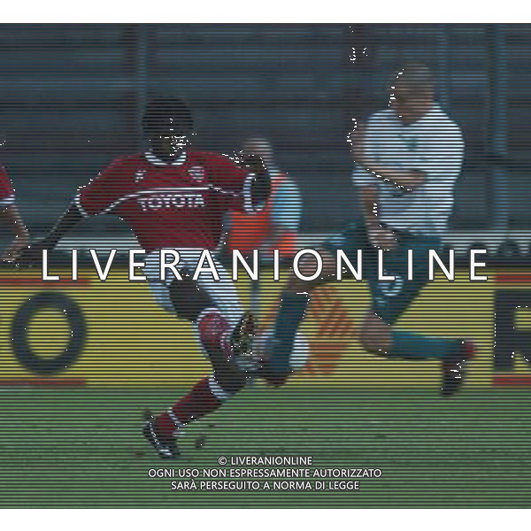 PERUGIA 12/08/2003 FINALE DI ANDATA INTERTOTO 2003 PERUGIA-WOLFSBURG NELLA FOTO:IL NIGERIANO OBODO ANTICIPA D\'ALESSANDRO* FOTO 1905/ROBERTO SETTONCE/ALDO LIVERANI S.A.S.