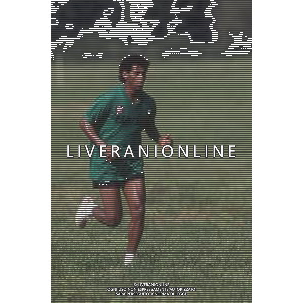 DIAP-RETROSPETTIVA ALDAIR CALCIATORE NELLA FOTO ALDAIR CON LA MAGLIA DELLA ROMA CALCIO NELL\'ANNO 1990 AG ALDO LIVERANI SAS