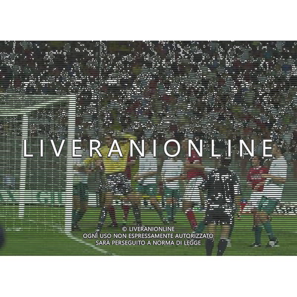 PERUGIA 12/08/2003 FINALE DI ANDATA INTERTOTO 2003 PERUGIA-WOLFSBURG NELLA FOTO: COLPO DI BOTHROYD E PALLONE SUL PALO E RETE* FOTO 1905/ROBERTO SETTONCE/ALDO LIVERANI S.A.S.