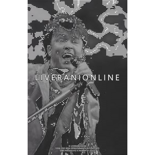 NEG-RETROSPETTIVA PAUL YOUNG CANTANTE NELLA FOTO PAUL YOUNG IN CONCERTO ALLO STADIO MEAZZA DI MILANO NELL\'ANNO 1987 AG ALDO LIVERANI SAS