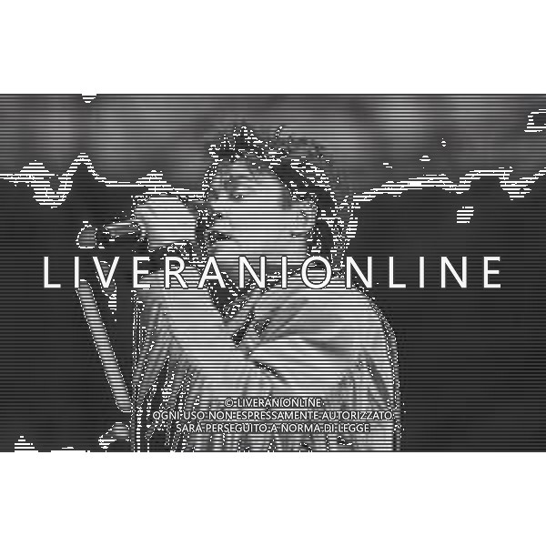 NEG-RETROSPETTIVA PAUL YOUNG CANTANTE NELLA FOTO PAUL YOUNG IN CONCERTO ALLO STADIO MEAZZA DI MILANO NELL\'ANNO 1987 AG ALDO LIVERANI SAS
