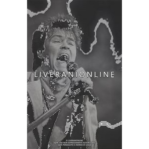 NEG-RETROSPETTIVA PAUL YOUNG CANTANTE NELLA FOTO PAUL YOUNG IN CONCERTO ALLO STADIO MEAZZA DI MILANO NELL\'ANNO 1987 AG ALDO LIVERANI SAS