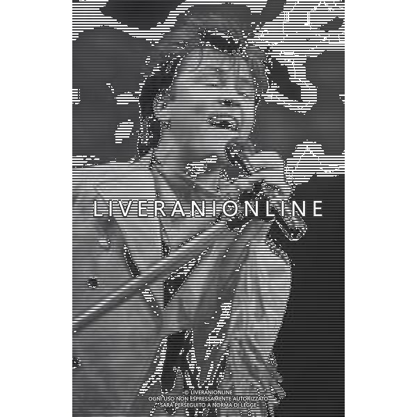NEG-RETROSPETTIVA PAUL YOUNG CANTANTE NELLA FOTO PAUL YOUNG IN CONCERTO ALLO STADIO MEAZZA DI MILANO NELL\'ANNO 1987 AG ALDO LIVERANI SAS