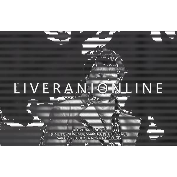NEG-RETROSPETTIVA PAUL YOUNG CANTANTE NELLA FOTO PAUL YOUNG IN CONCERTO ALLO STADIO MEAZZA DI MILANO NELL\'ANNO 1987 AG ALDO LIVERANI SAS