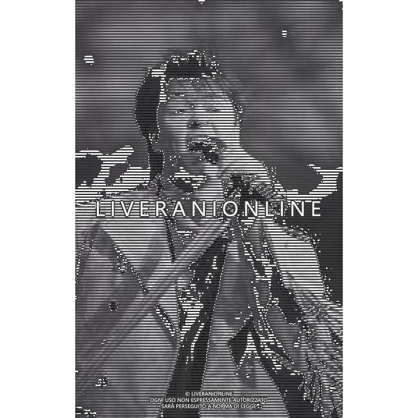 NEG-RETROSPETTIVA PAUL YOUNG CANTANTE NELLA FOTO PAUL YOUNG IN CONCERTO ALLO STADIO MEAZZA DI MILANO NELL\'ANNO 1987 AG ALDO LIVERANI SAS