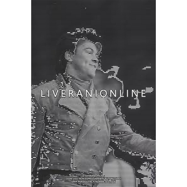 NEG-RETROSPETTIVA PAUL YOUNG CANTANTE NELLA FOTO PAUL YOUNG IN CONCERTO ALLO STADIO MEAZZA DI MILANO NELL\'ANNO 1987 AG ALDO LIVERANI SAS