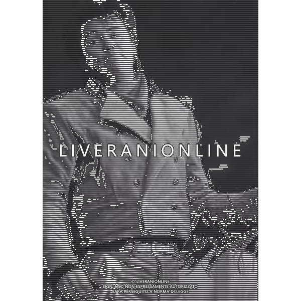 NEG-RETROSPETTIVA PAUL YOUNG CANTANTE NELLA FOTO PAUL YOUNG IN CONCERTO ALLO STADIO MEAZZA DI MILANO NELL\'ANNO 1987 AG ALDO LIVERANI SAS