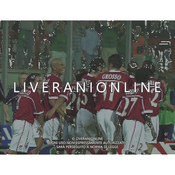 PERUGIA 12/08/2003 FINALE DI ANDATA INTERTOTO 2003 PERUGIA-WOLFSBURG NELLA FOTO:TUTTI A FESTEGGIARE BOTHROYD AUTORE DEL GOAL 1905/ROBERTO SETTONCE/ALDO LIVERANI S.A.S.