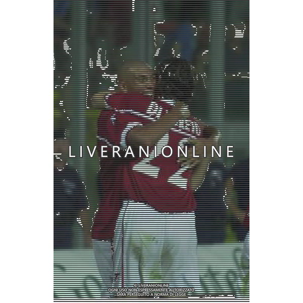 PERUGIA 12/08/2003 FINALE DI ANDATA INTERTOTO 2003 PERUGIA-WOLFSBURG NELLA FOTO: BOTHROYD FESTEGGIATO DA DI LORETO* FOTO 1905/ROBERTO SETTONCE/ALDO LIVERANI S.A.S.