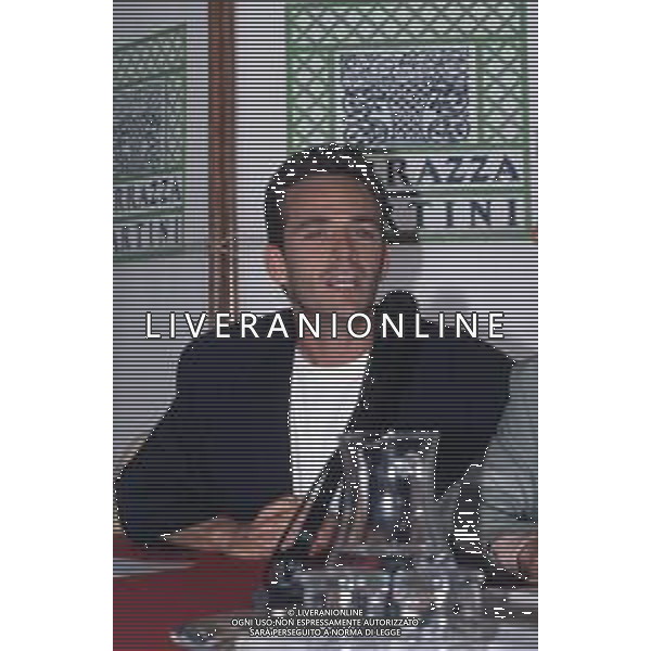 DIAP-RETROSPETTIVA LUKE PERRY ATTORE NELLA FOTO LUKE PERRY A MILANO IN TERRAZZA MARTINI NELL\'ANNO 1995 AG ALDO LIVERANI SAS