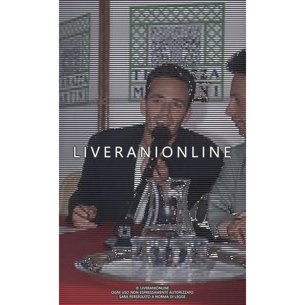 DIAP-RETROSPETTIVA LUKE PERRY ATTORE NELLA FOTO LUKE PERRY A MILANO IN TERRAZZA MARTINI NELL\'ANNO 1995 AG ALDO LIVERANI SAS
