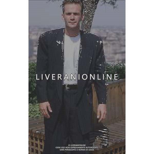 DIAP-RETROSPETTIVA LUKE PERRY ATTORE NELLA FOTO LUKE PERRY A MILANO IN TERRAZZA MARTINI NELL\'ANNO 1995 AG ALDO LIVERANI SAS