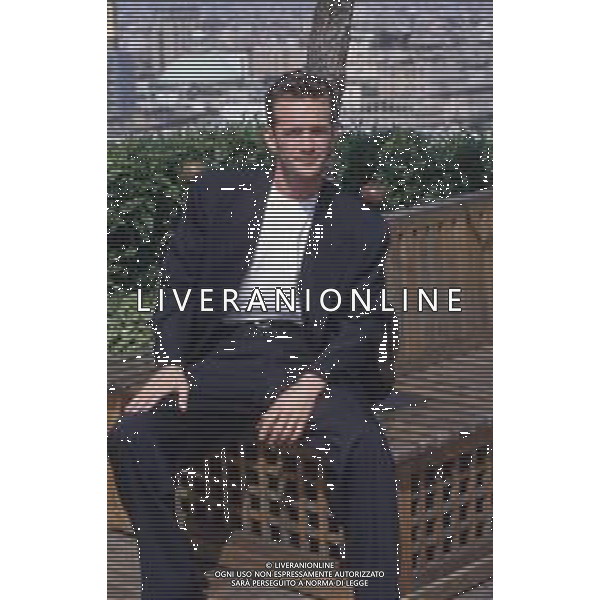 DIAP-RETROSPETTIVA LUKE PERRY ATTORE NELLA FOTO LUKE PERRY A MILANO IN TERRAZZA MARTINI NELL\'ANNO 1995 AG ALDO LIVERANI SAS