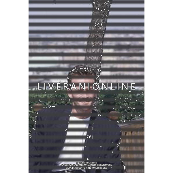 DIAP-RETROSPETTIVA LUKE PERRY ATTORE NELLA FOTO LUKE PERRY A MILANO IN TERRAZZA MARTINI NELL\'ANNO 1995 AG ALDO LIVERANI SAS