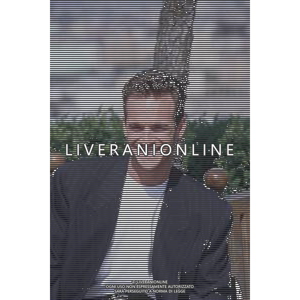 DIAP-RETROSPETTIVA LUKE PERRY ATTORE NELLA FOTO LUKE PERRY A MILANO IN TERRAZZA MARTINI NELL\'ANNO 1995 AG ALDO LIVERANI SAS